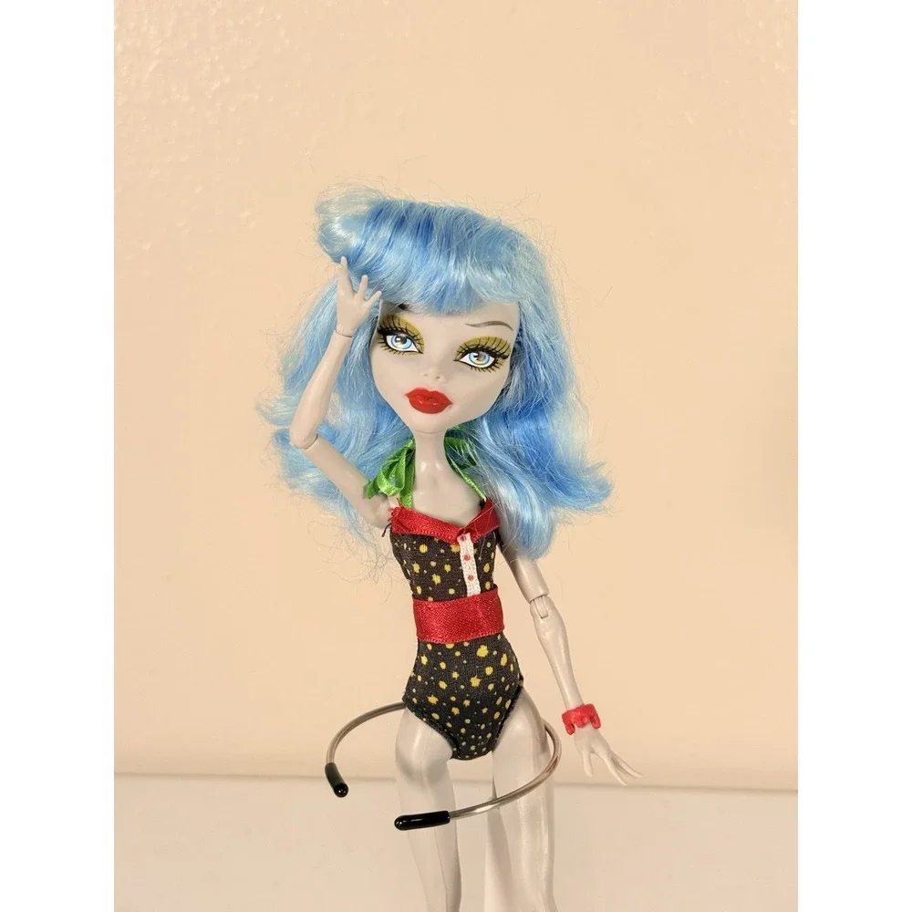 Monster High Ghoulia Yelps 2011 Skull Shores Fashion Zombie Preowned Blue Hair